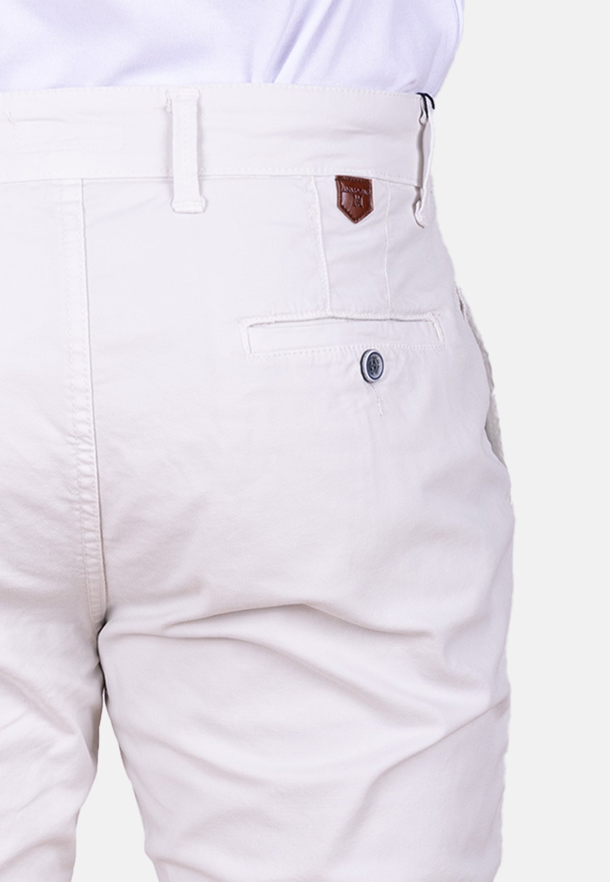 Pantalón chino estructurado color crudo