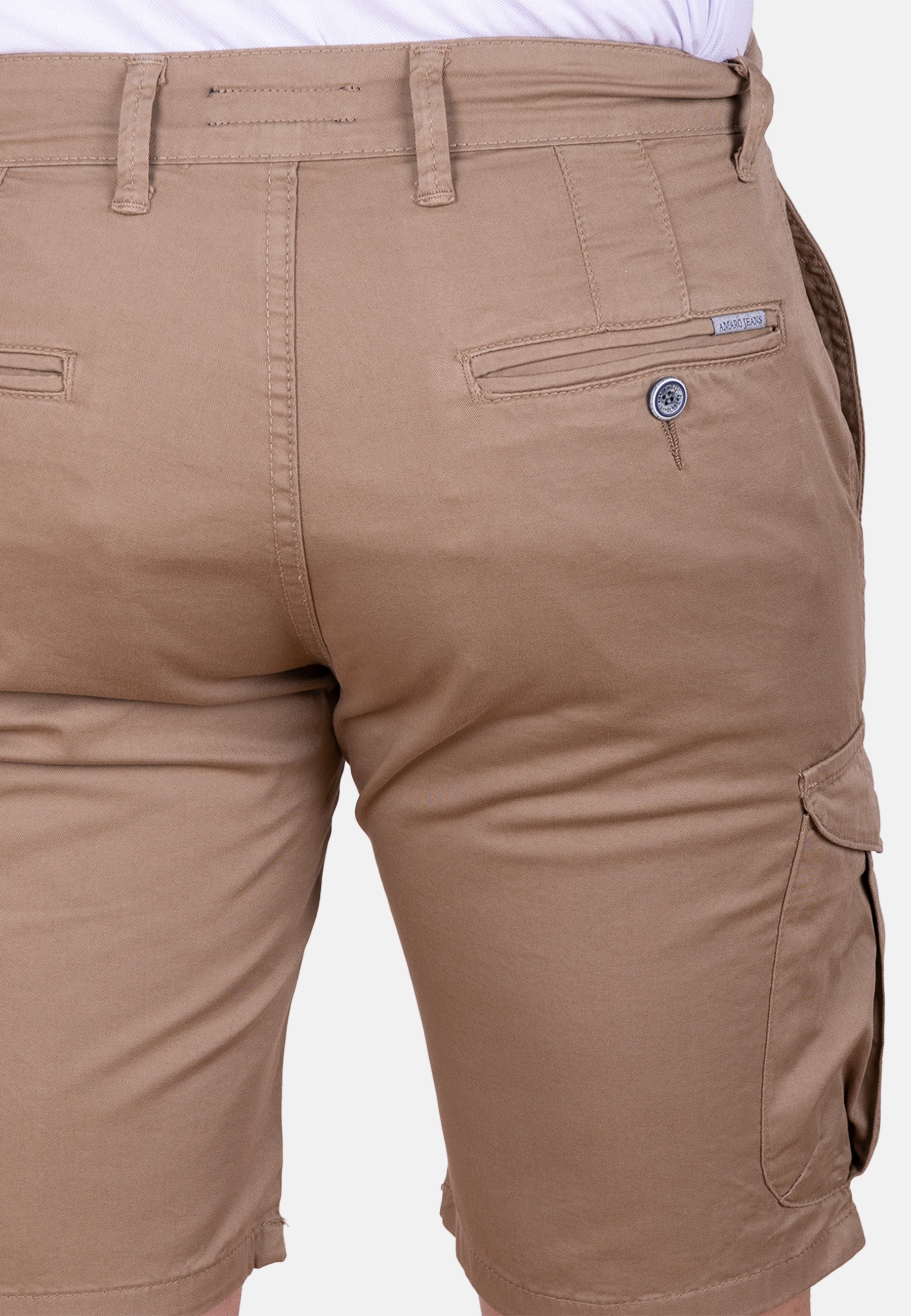 Bermuda cargo camel de gabardina fina acabado casual