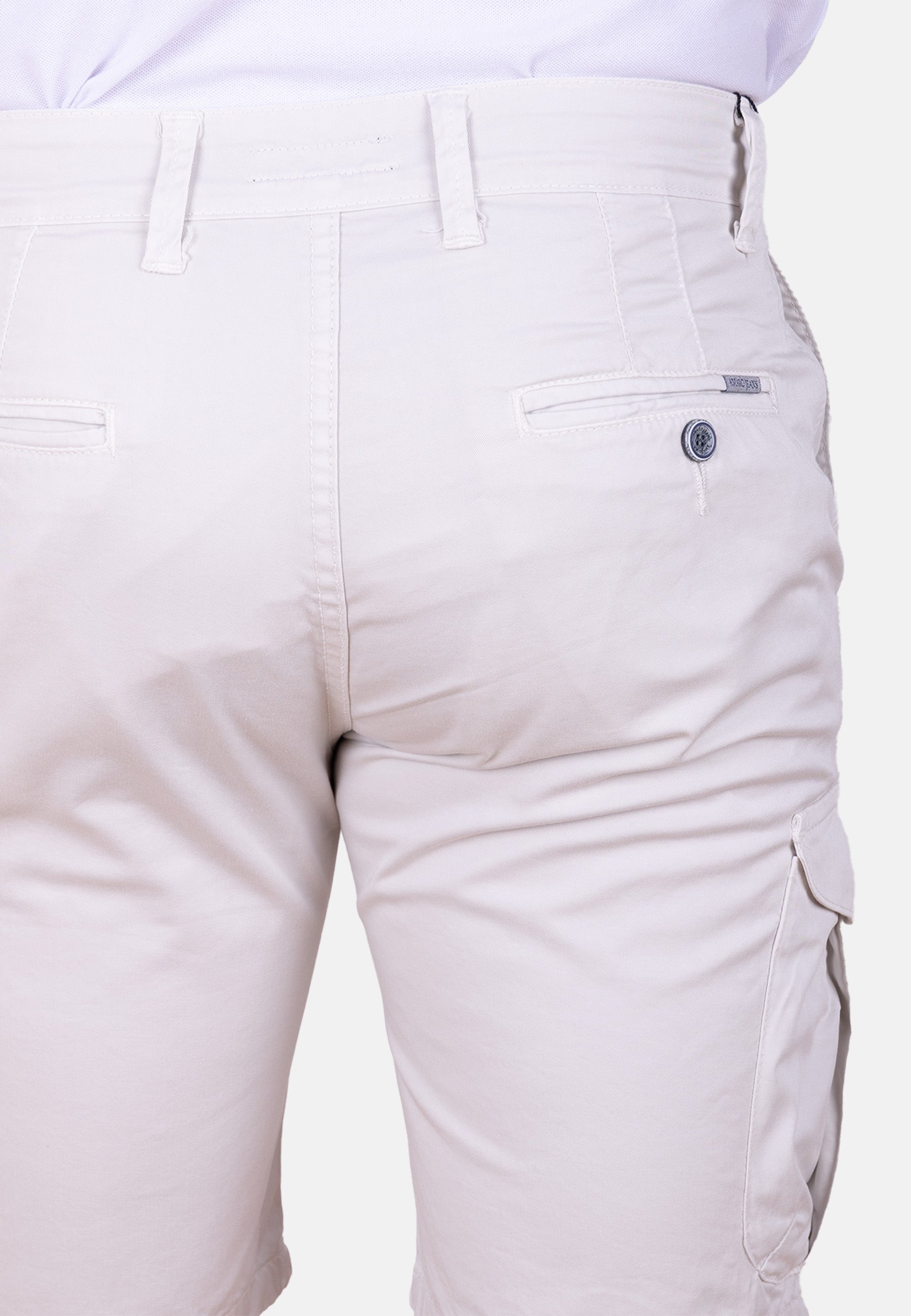 Bermuda cargo crudo de gabardina fina acabado casual