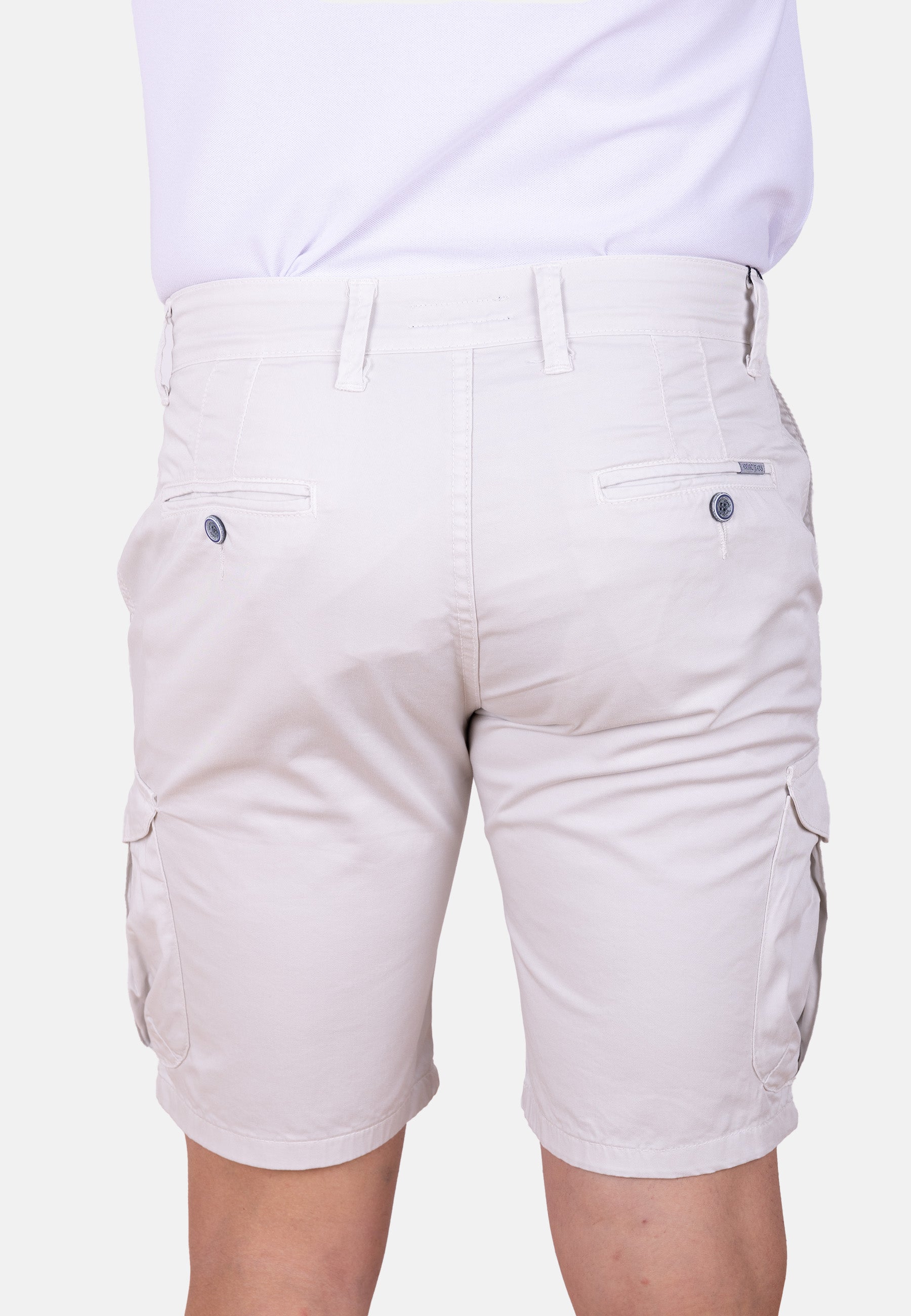 Bermuda cargo crudo de gabardina fina acabado casual