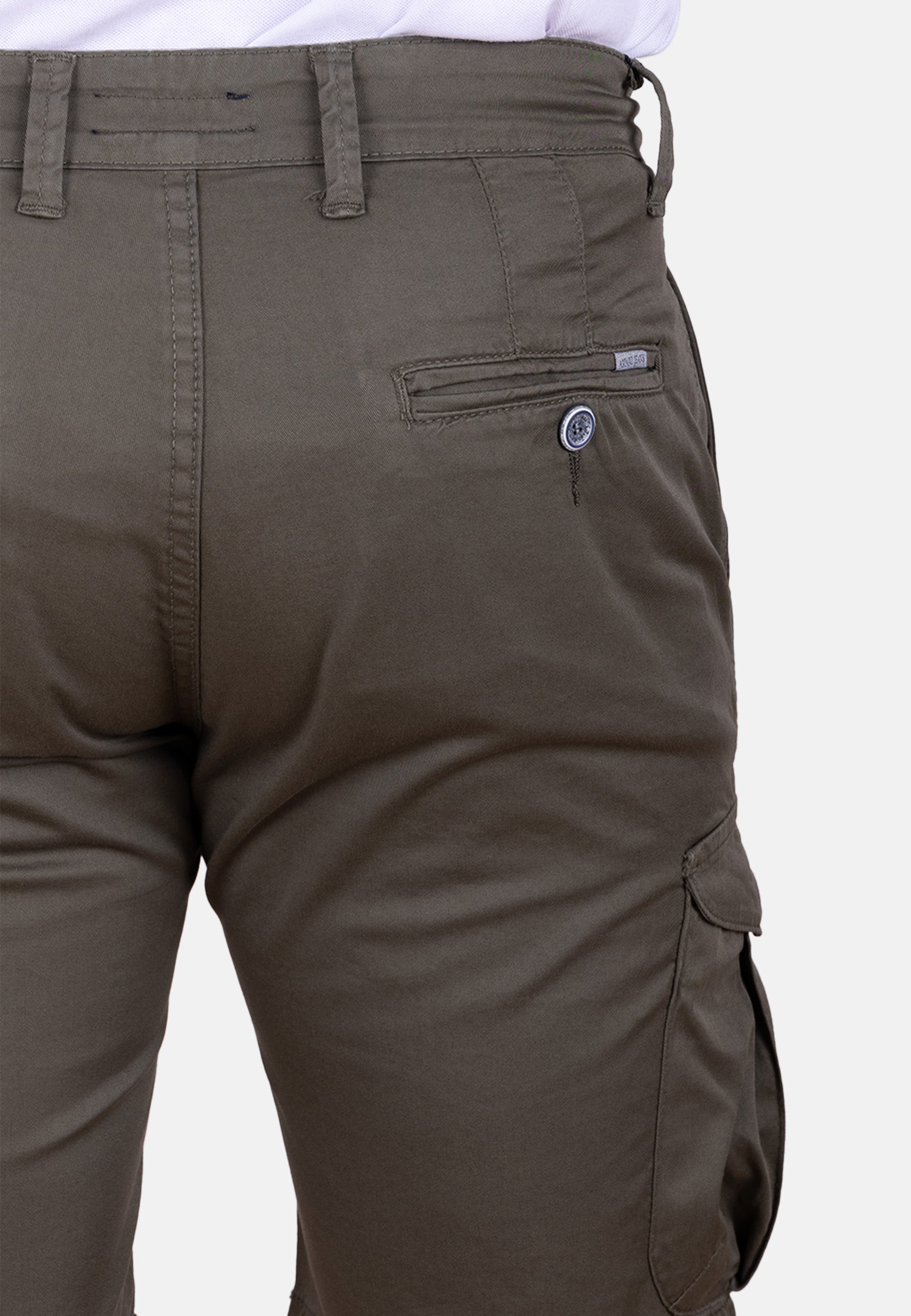 Bermuda cargo kaki de gabardina fina acabado casual