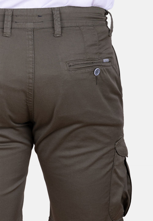 Bermuda cargo kaki de gabardina fina acabado casual