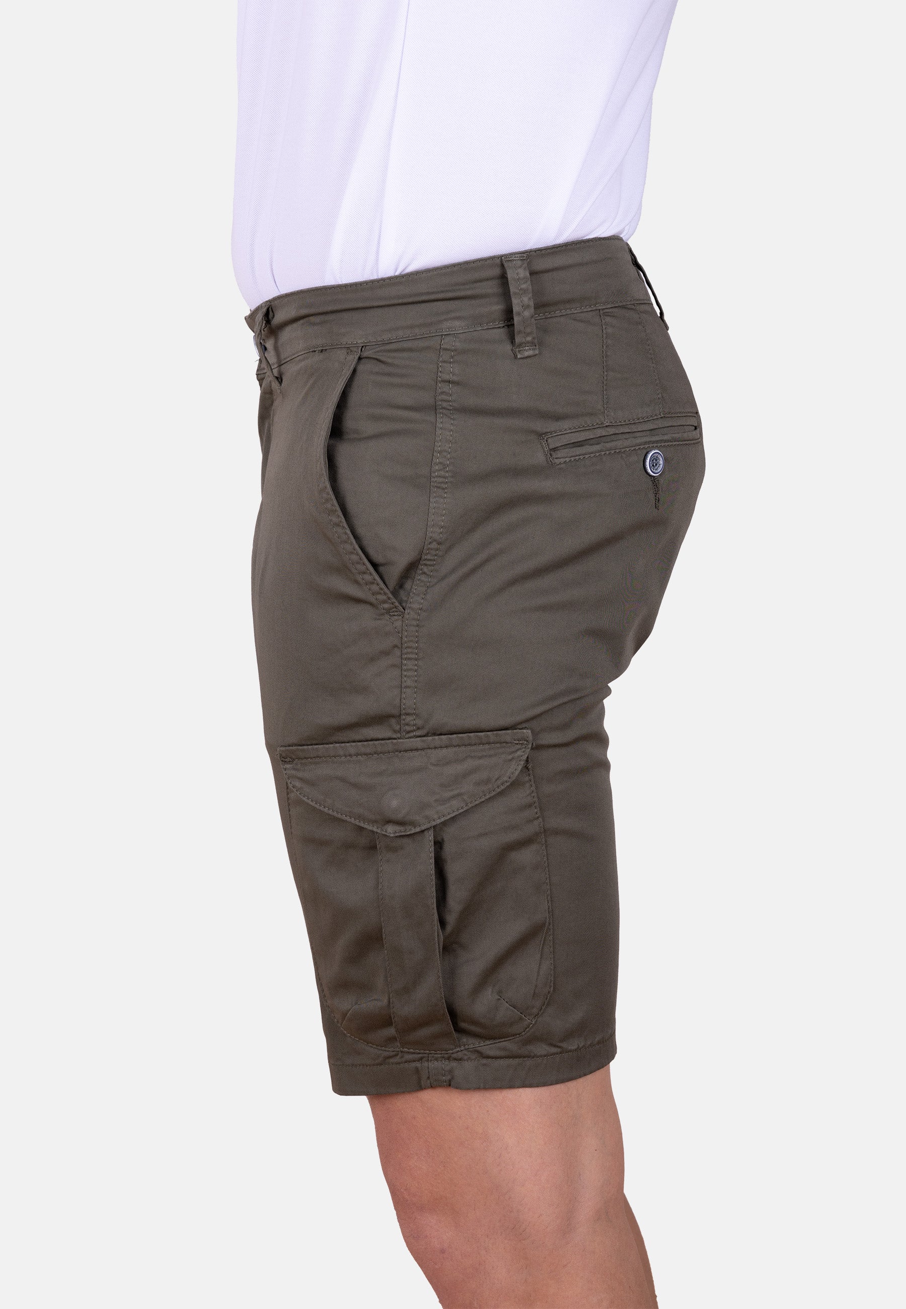 Bermuda cargo kaki de gabardina fina acabado casual