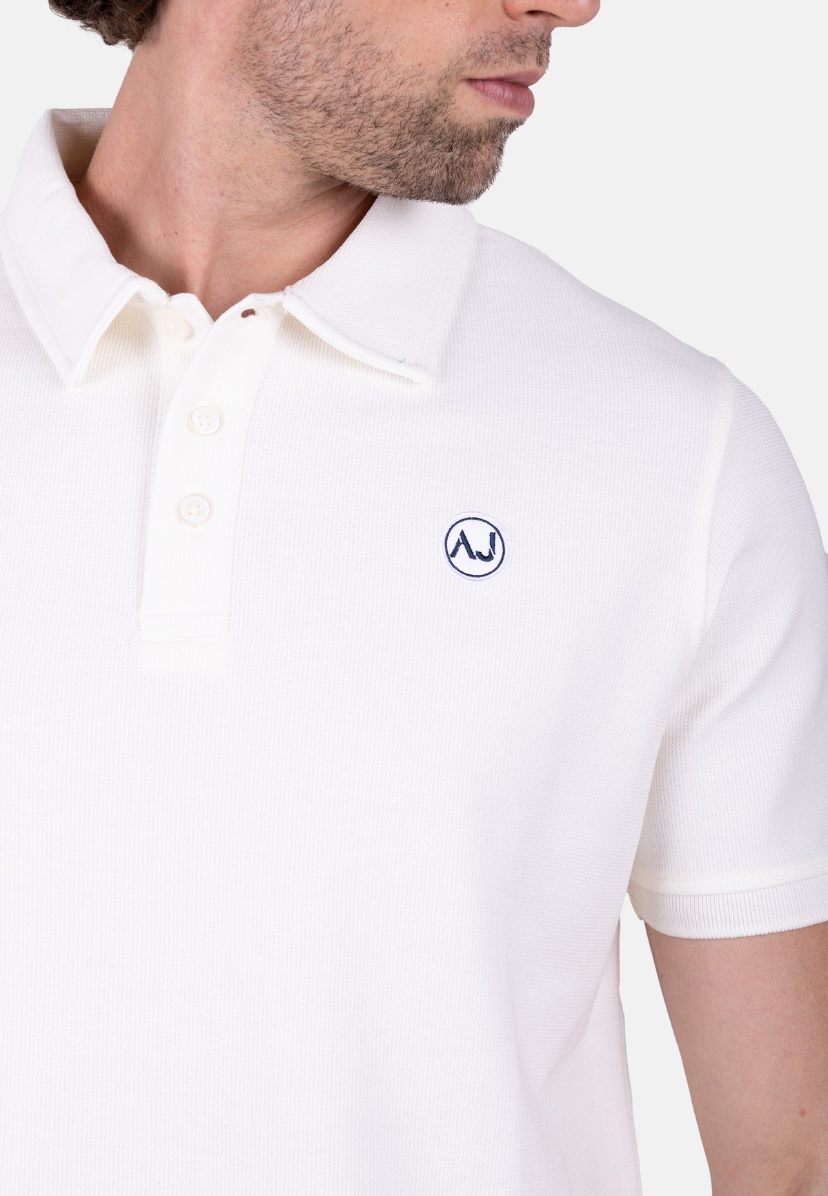 Polo piqué  blanco con bordado logo amaro