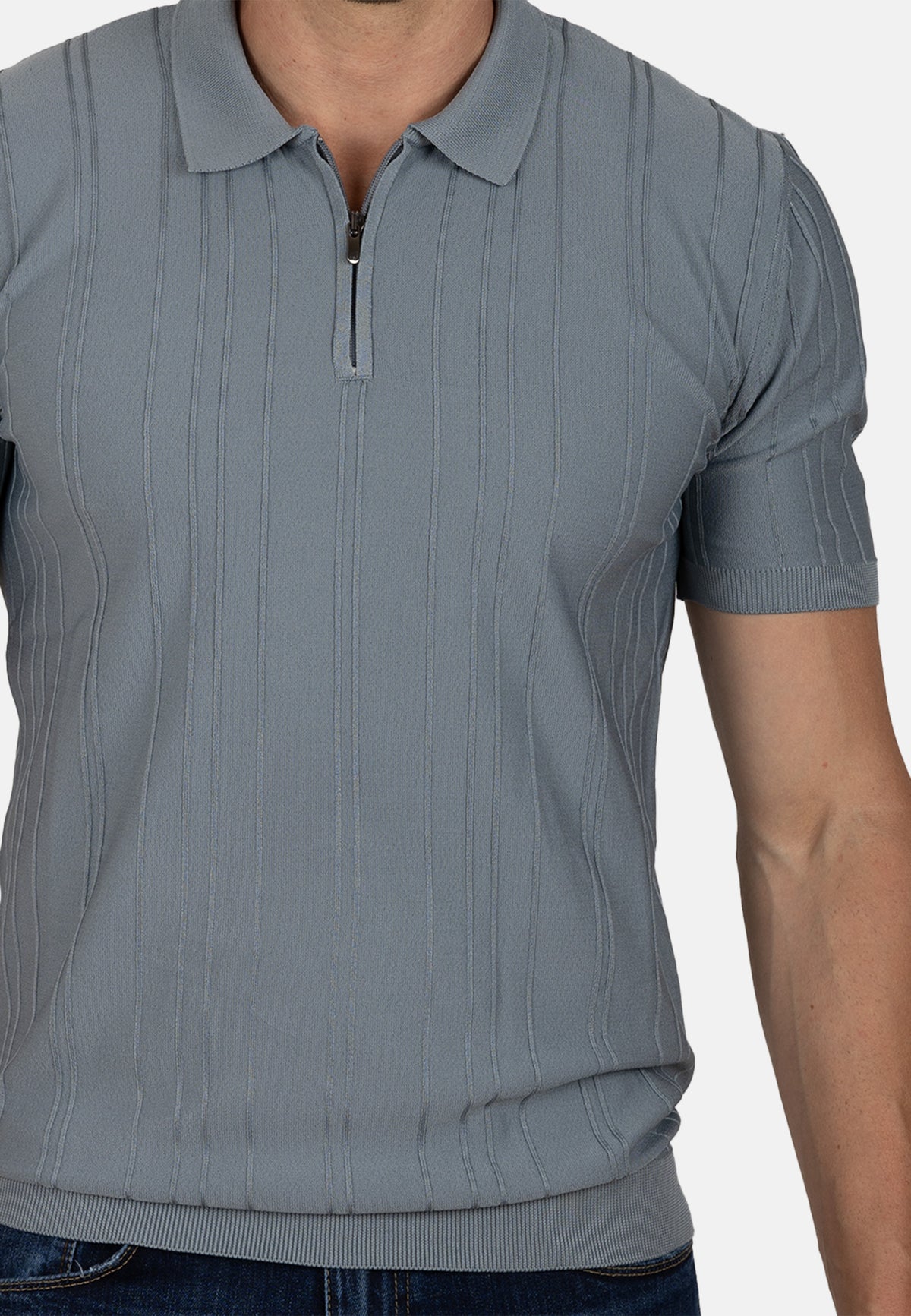 Polo de punto canalé para hombre en color celeste