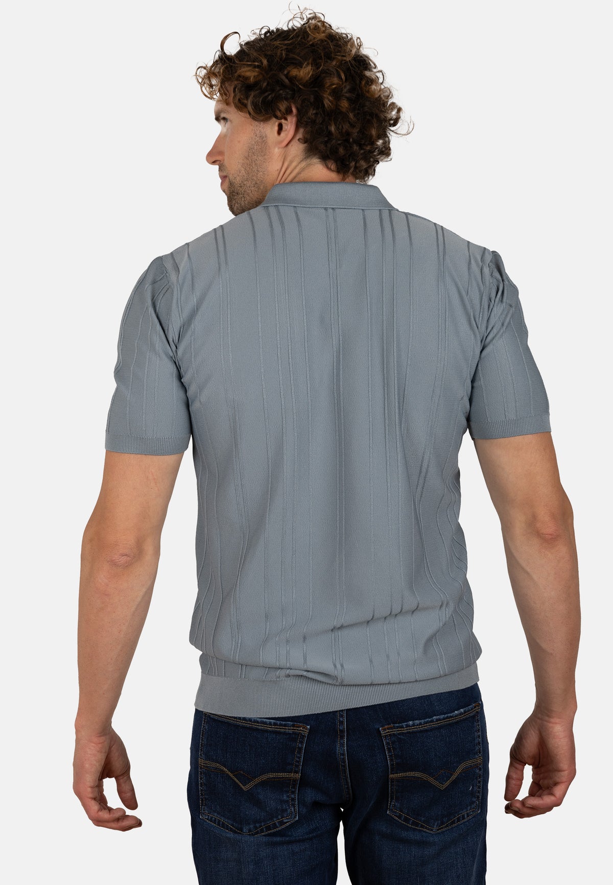 Polo de punto canalé para hombre en color celeste