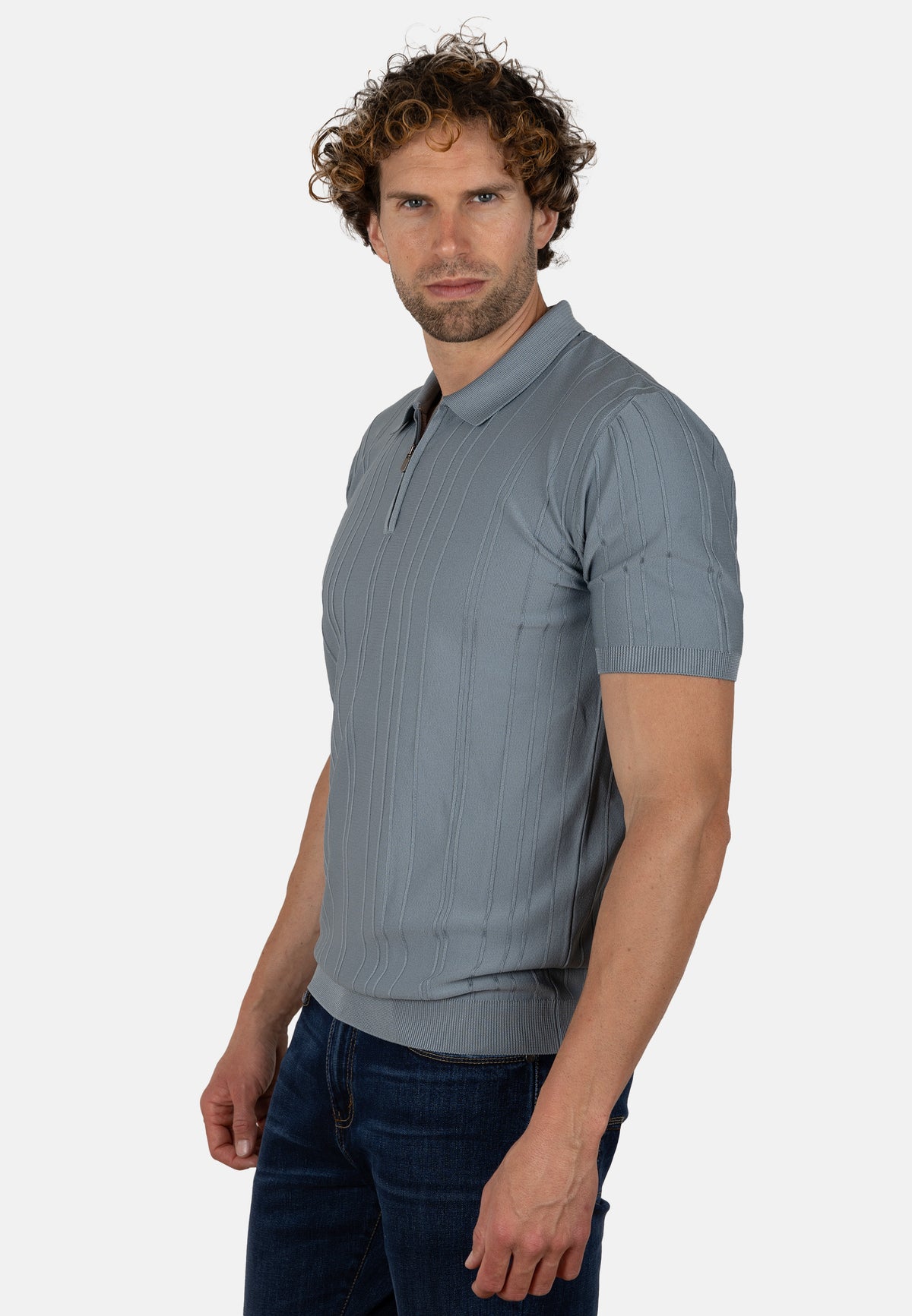 Polo de punto canalé para hombre en color celeste