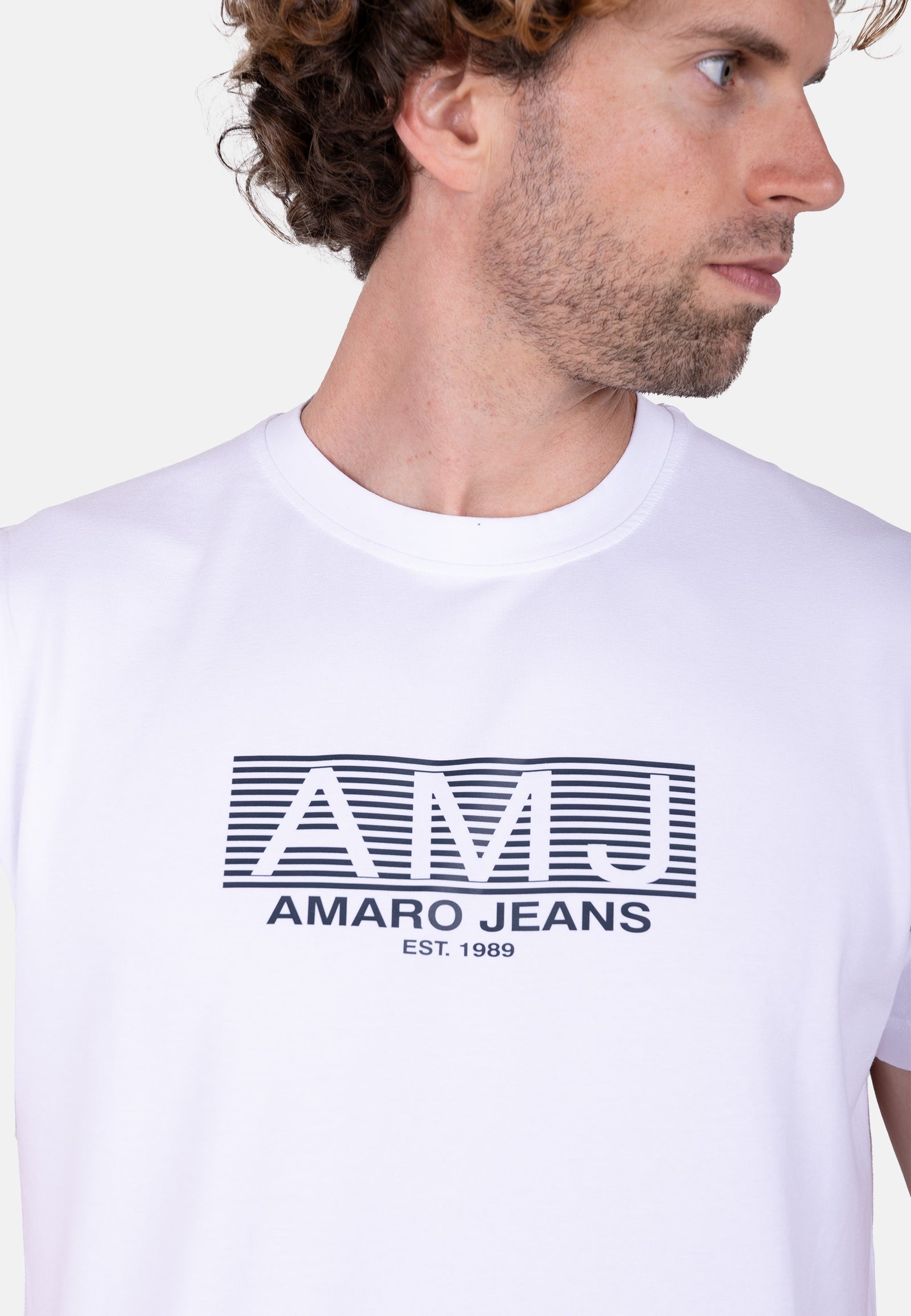 Camiseta AMJ blanca con logo contraste