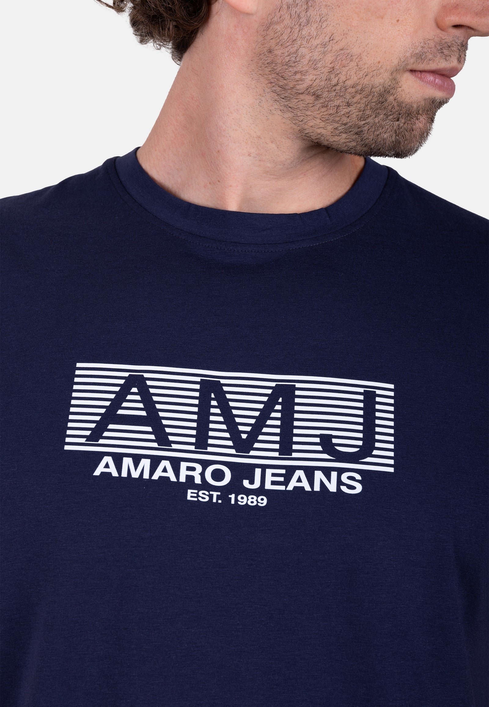 Camiseta AMJ azul marino con logo contraste