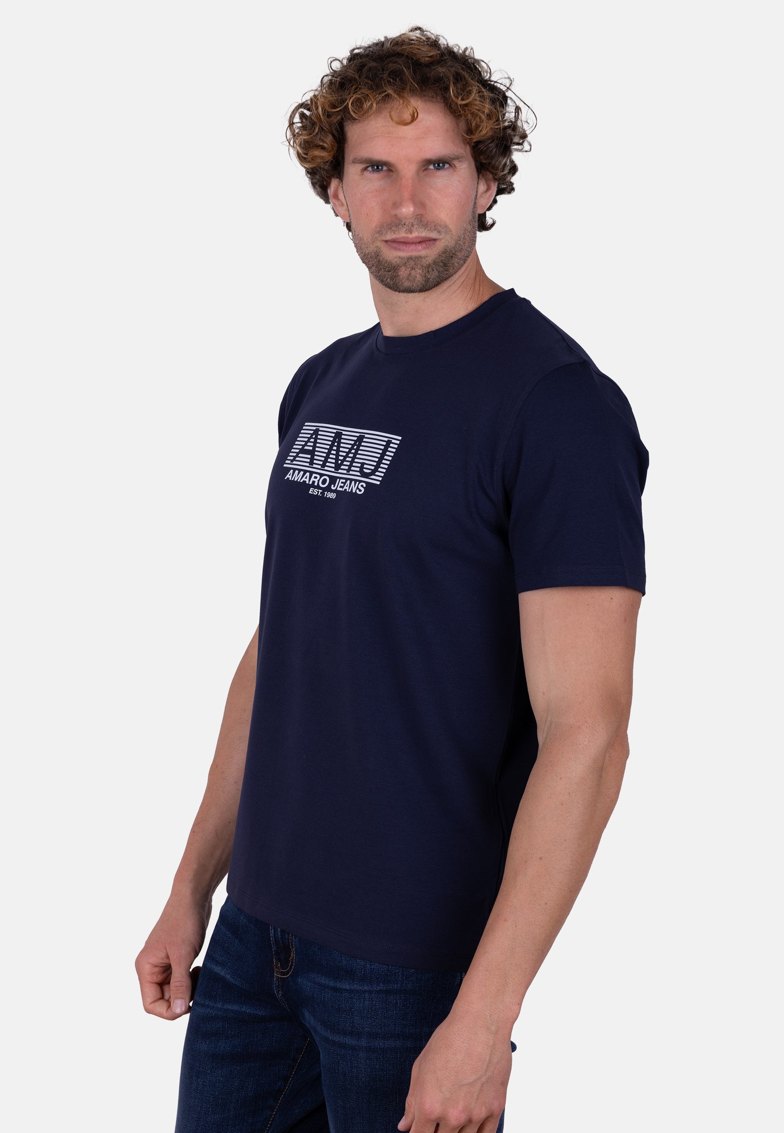 Camiseta AMJ azul marino con logo contraste