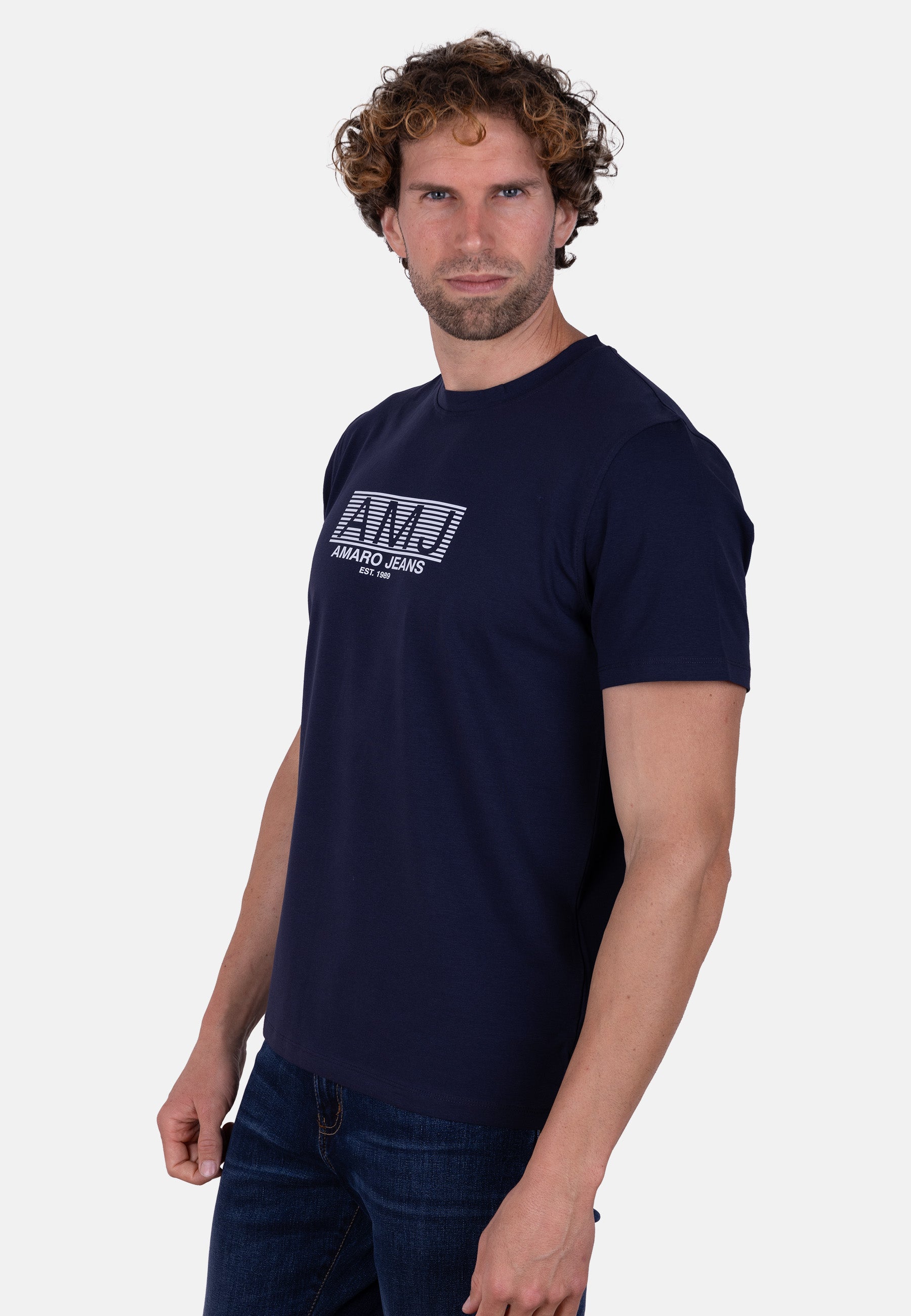 Camiseta AMJ azul marino con logo contraste