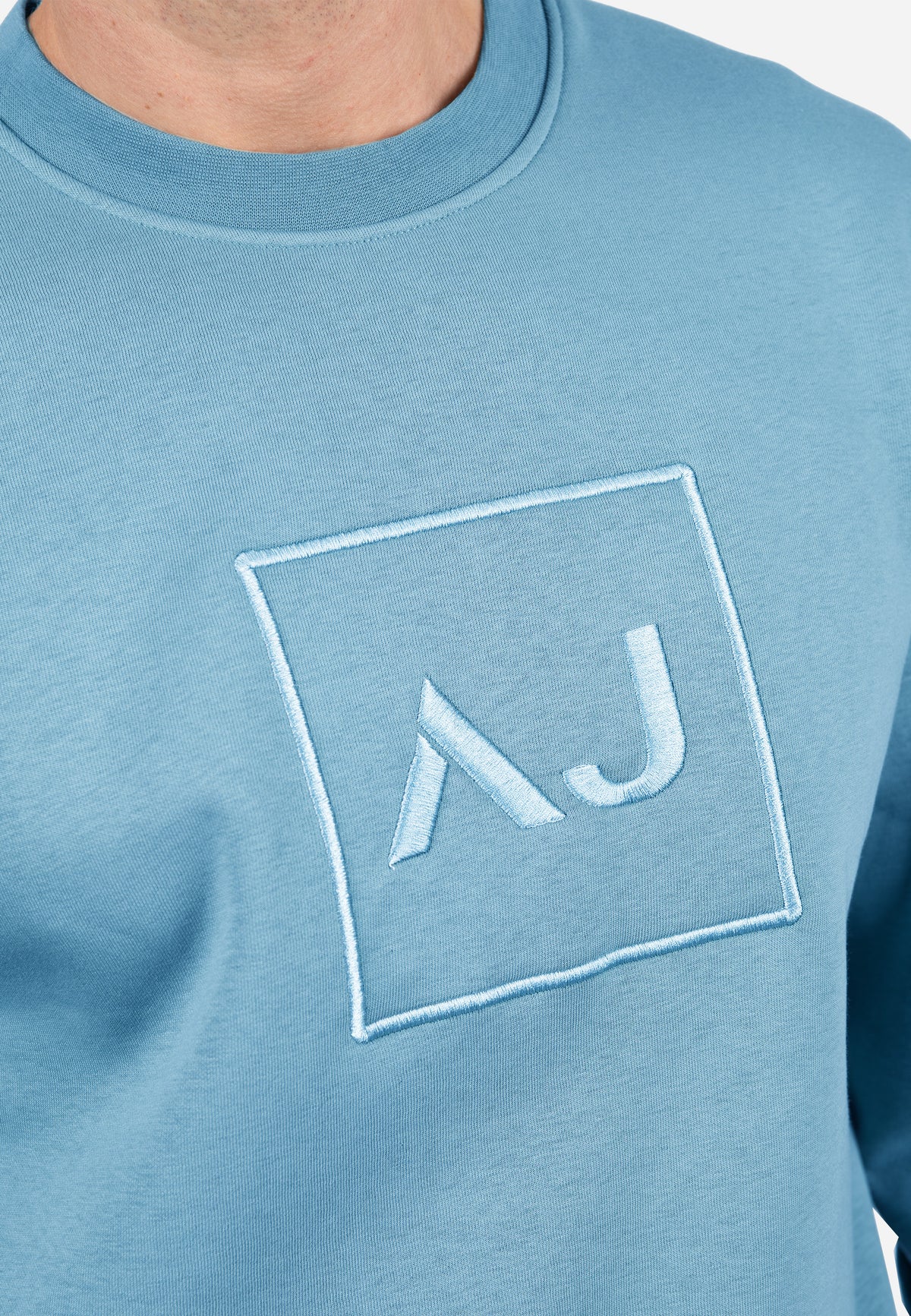 Sudadera Básica AJ Marino con Bordado Tonal Celeste