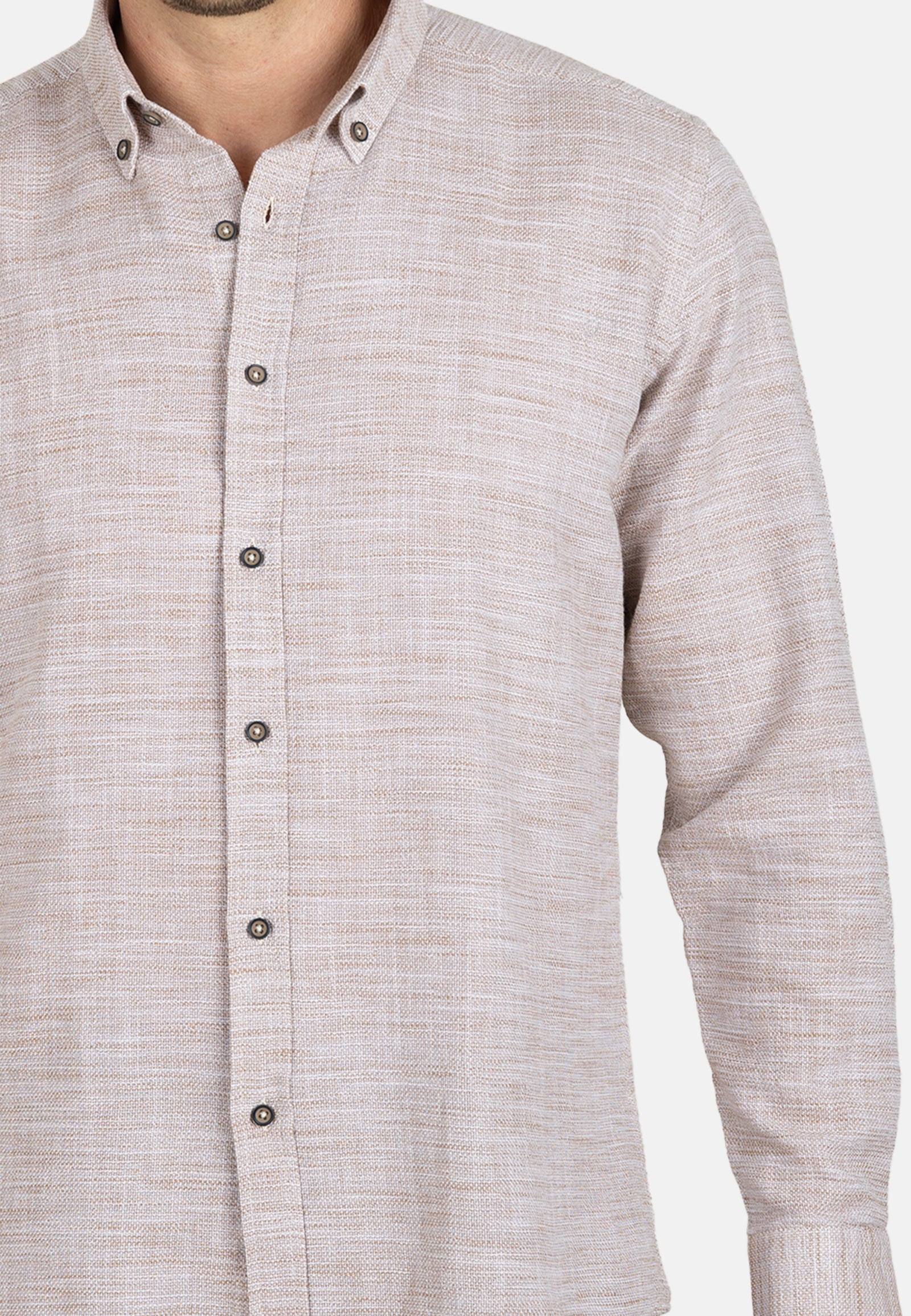 Camisa beige de algodón rústico con cuello con botones