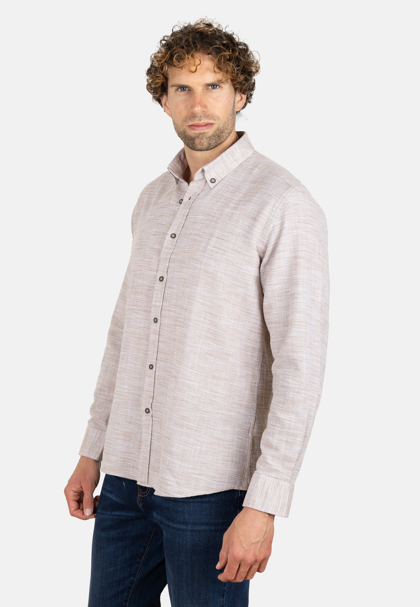 Camisa beige de algodón rústico con cuello con botones