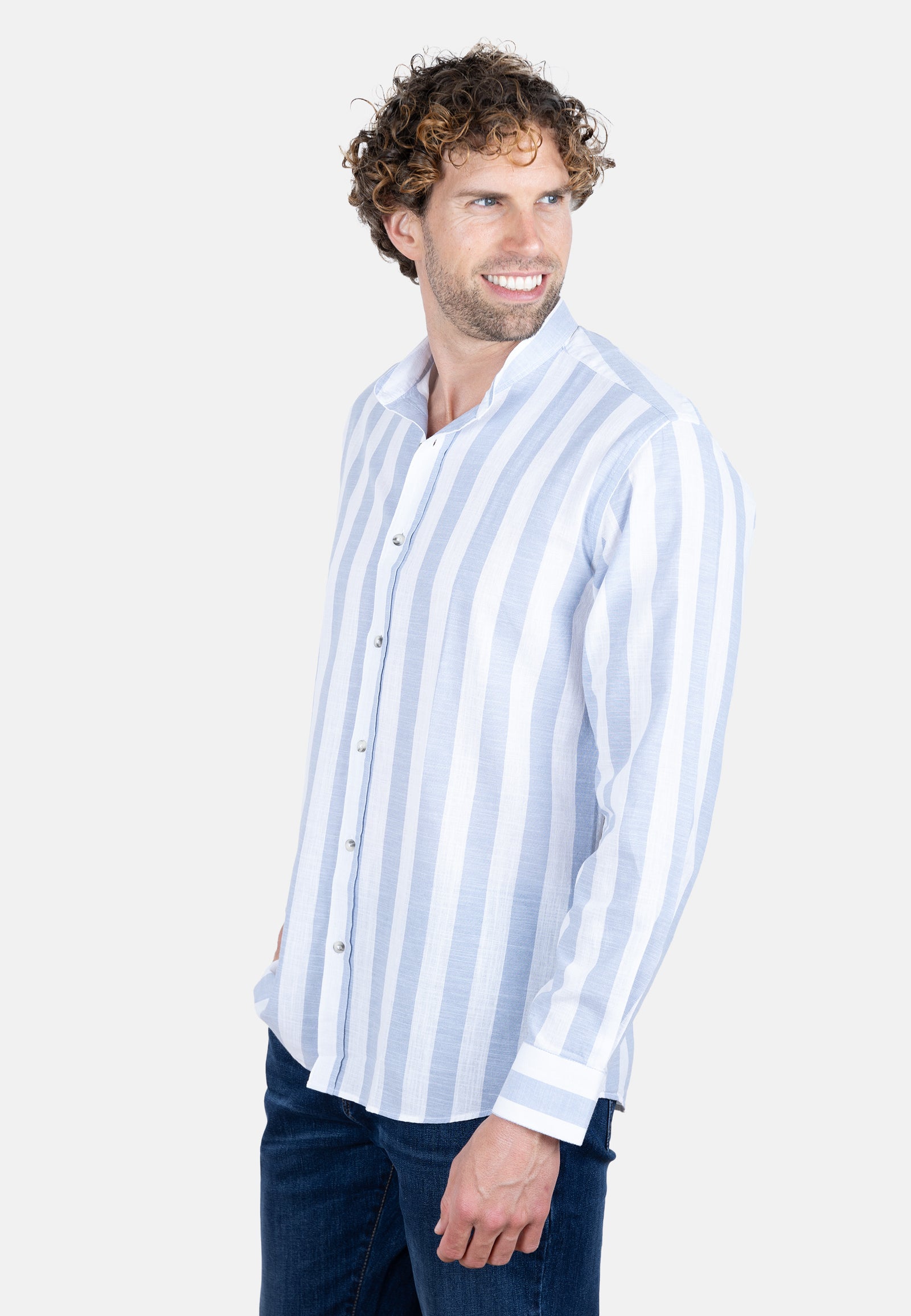 Camisa de lino con rayas anchas celestes y blancas