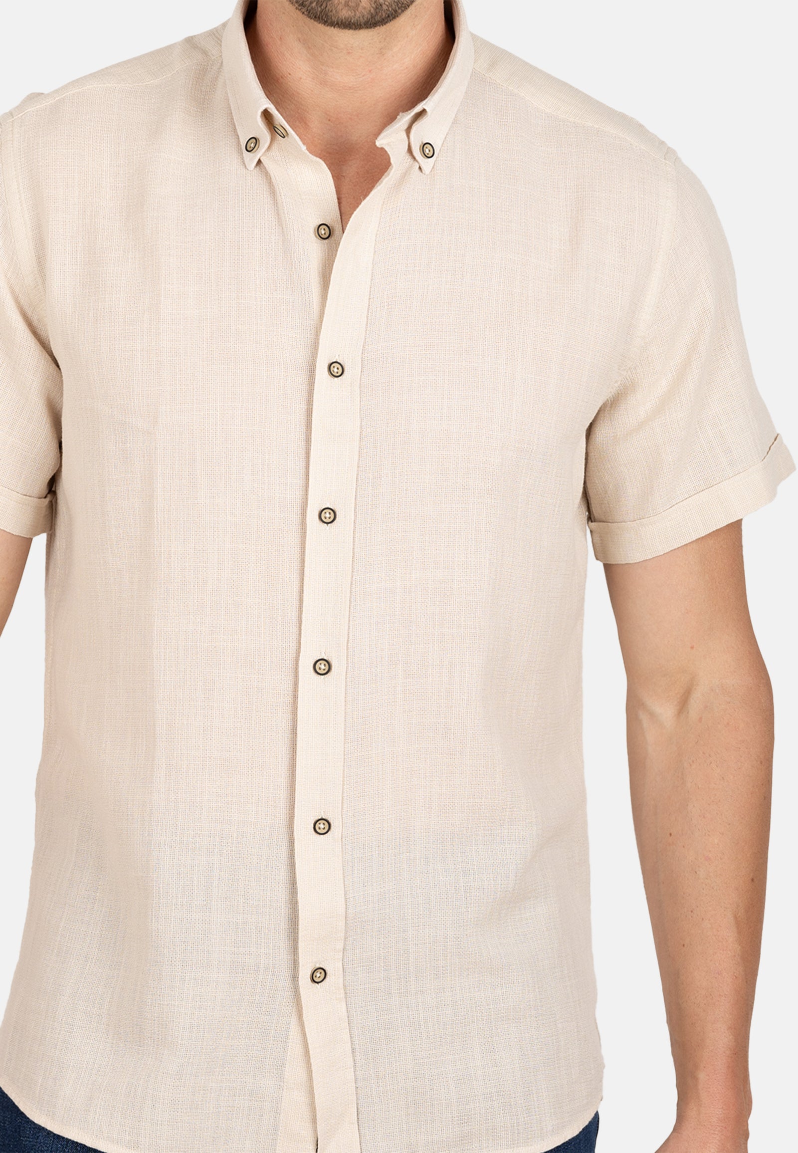 Camisa beige de algodón rústico manga corta con cuello abotonado
