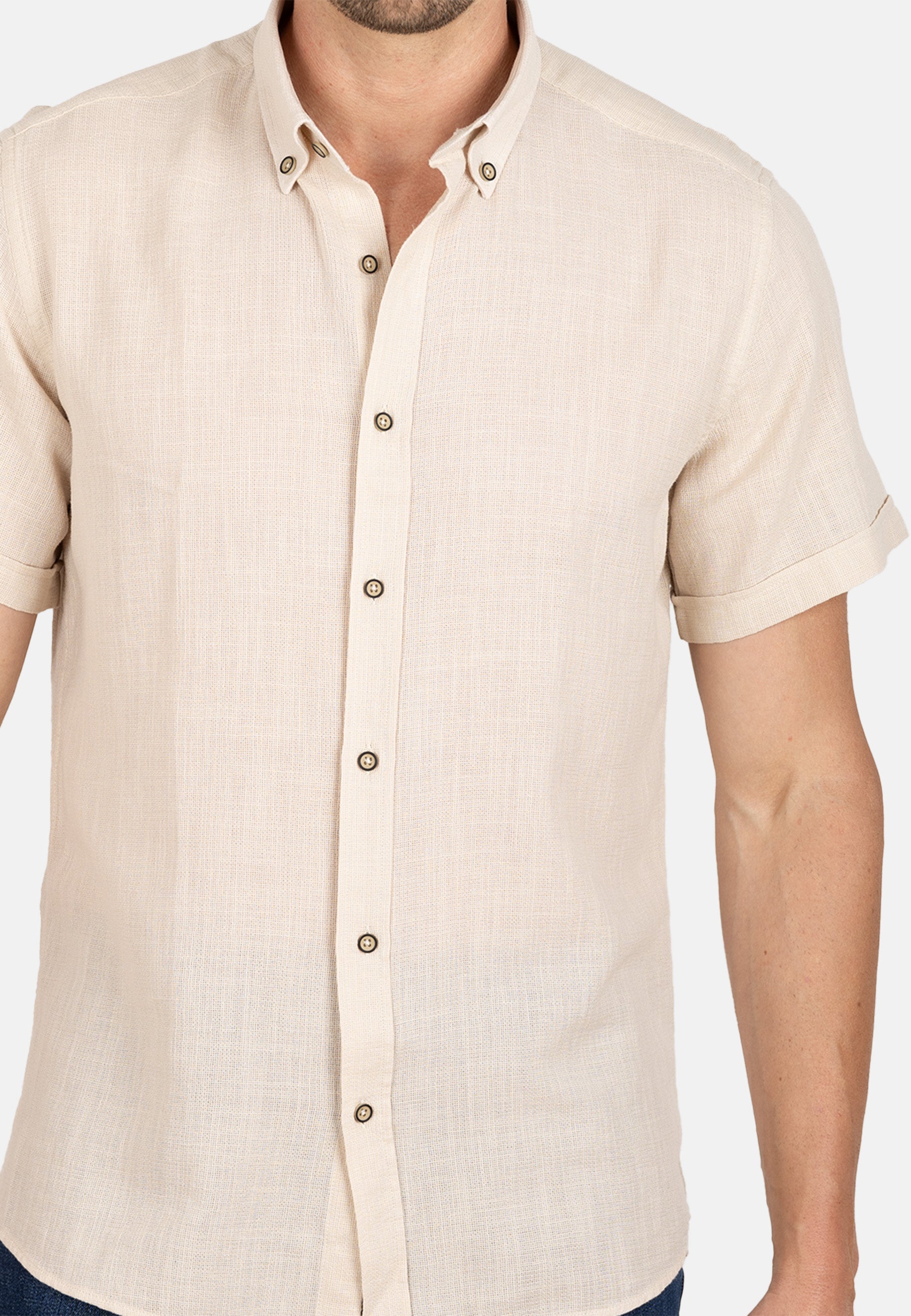 Camisa beige de algodón rústico manga corta con cuello abotonado