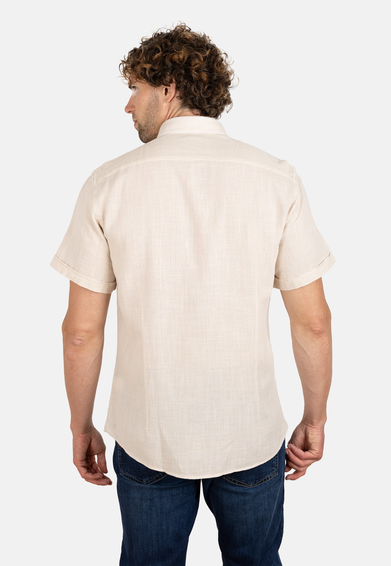 Camisa beige de algodón rústico manga corta con cuello abotonado