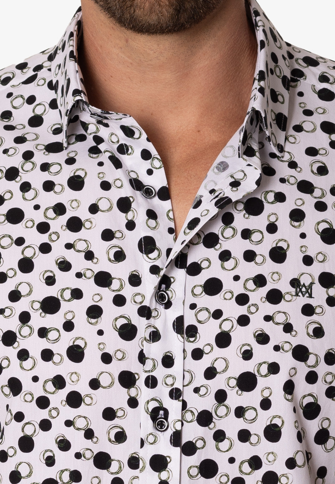 Camisa slim fit con estampado de círculos en blanco y negro