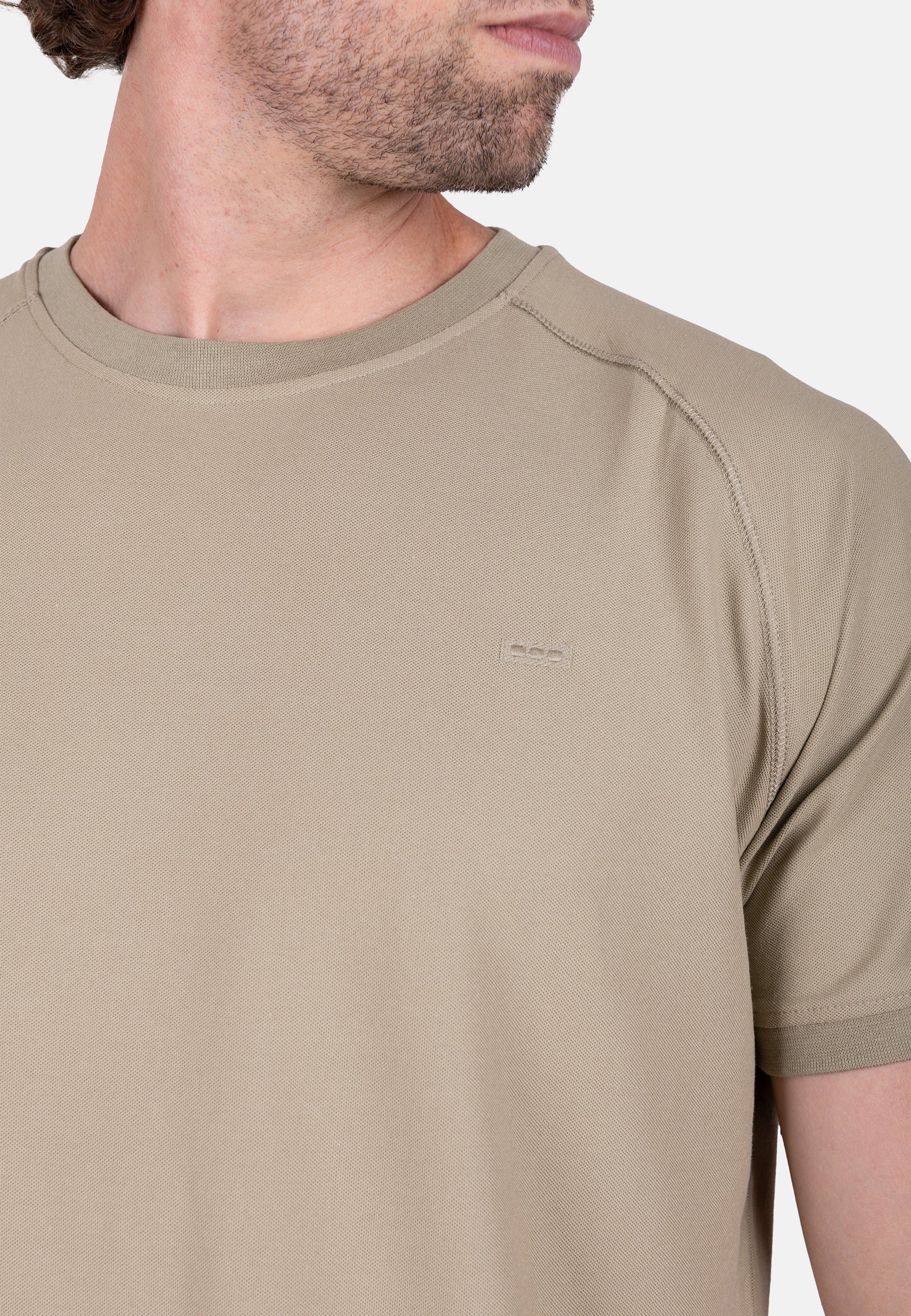 Camiseta slim fit verde manga ranglán con bordado