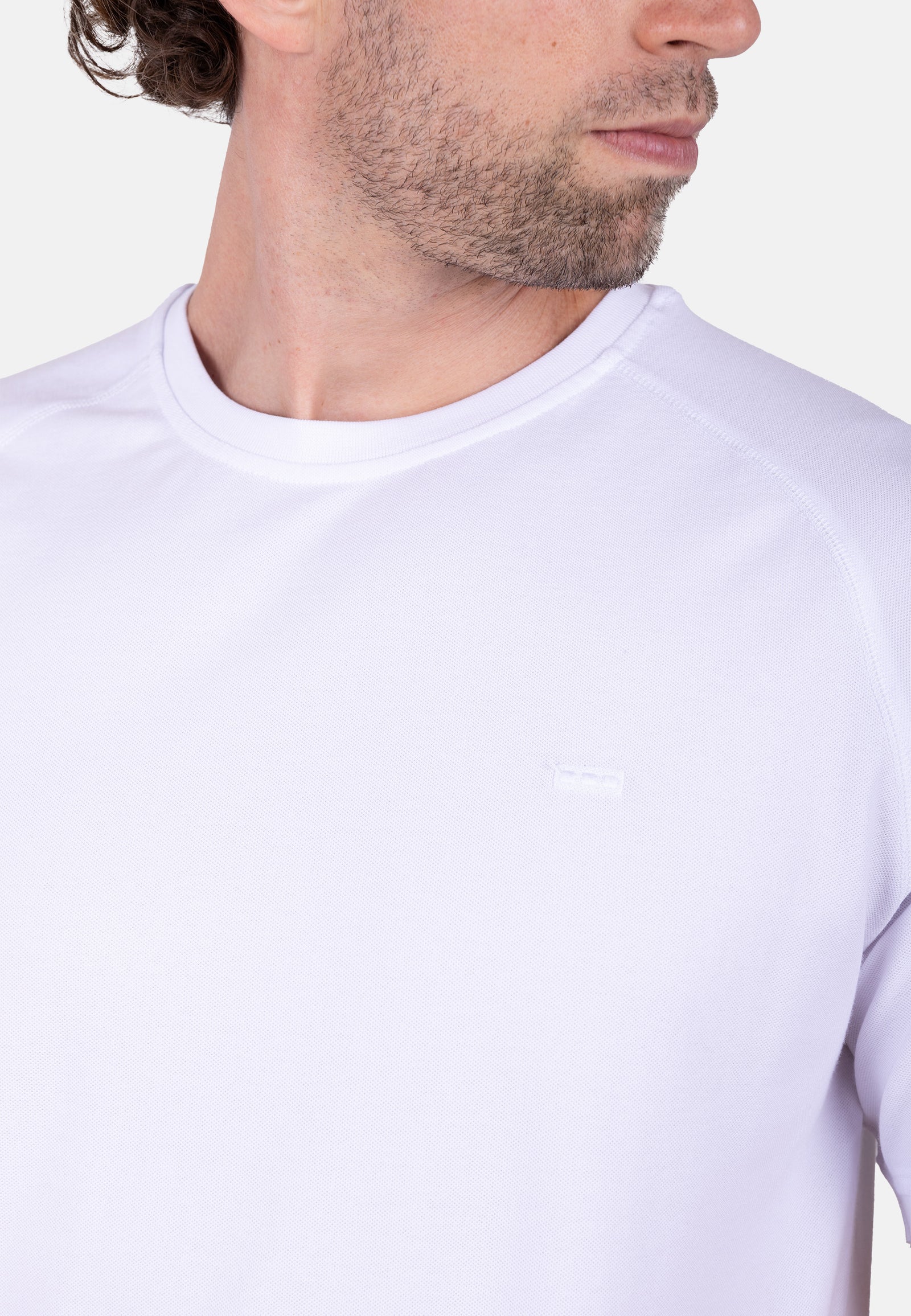 Camiseta slim fit blanca manga ranglán con bordado