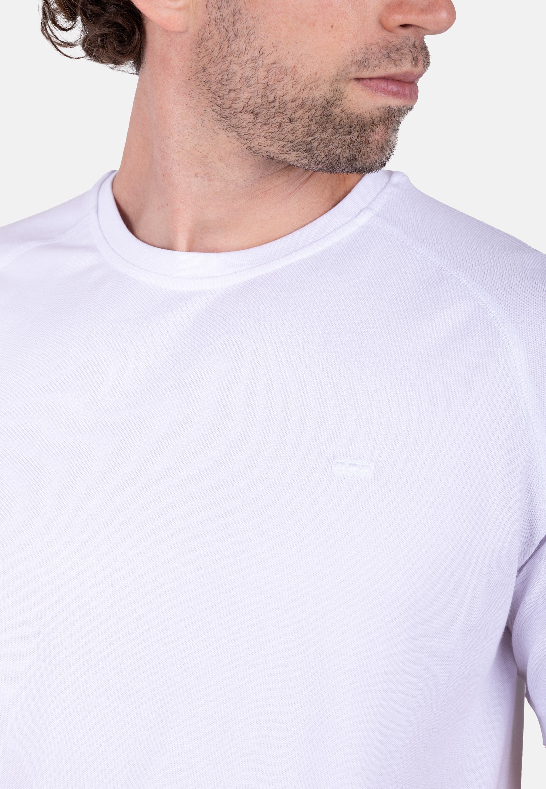 Camiseta slim fit blanca manga ranglán con bordado