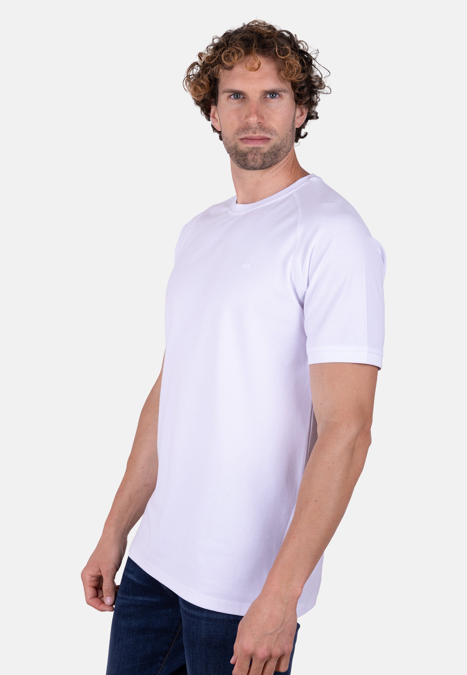 Camiseta slim fit blanca manga ranglán con bordado