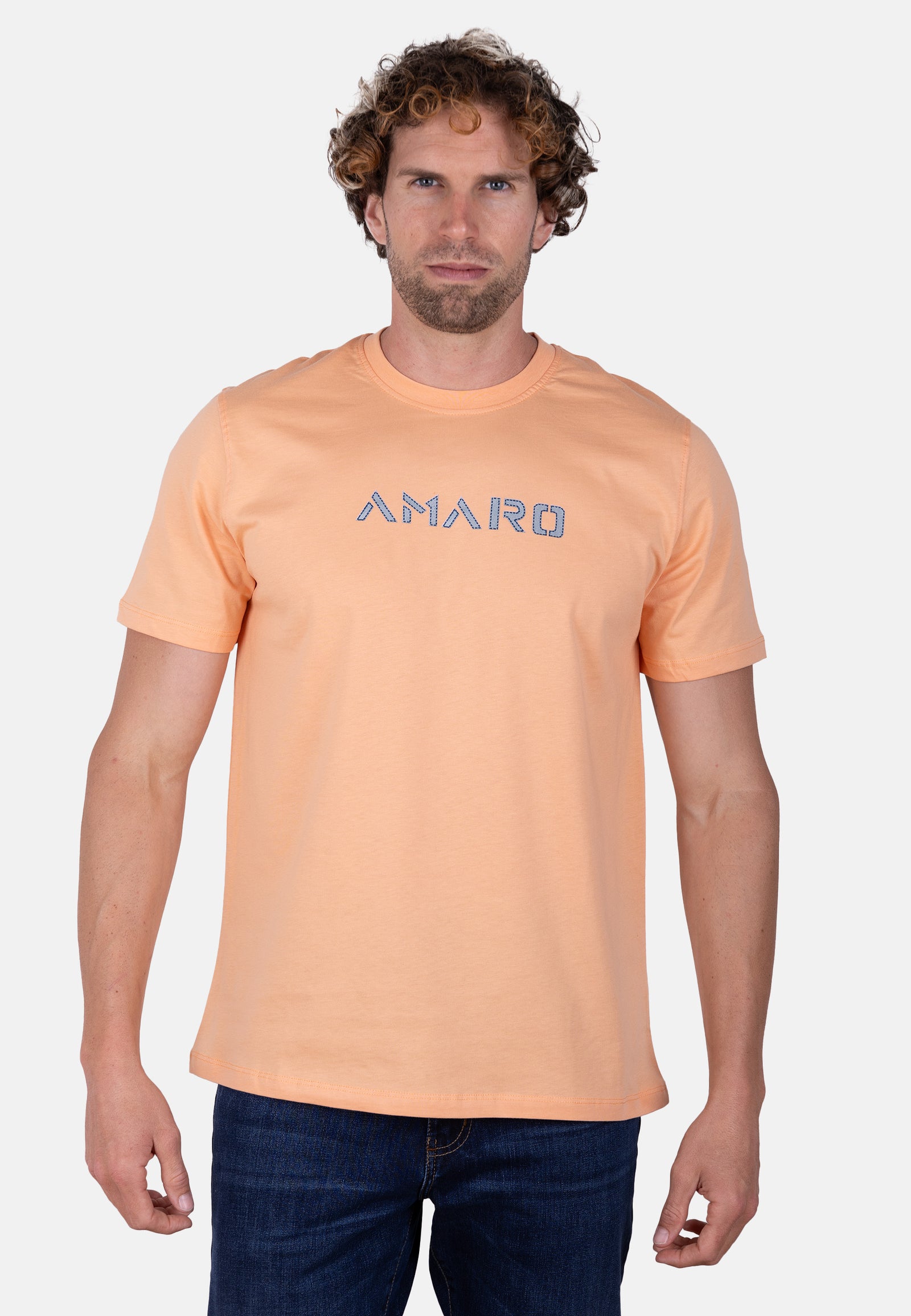 Camiseta AMARO naranja con detalle de logo en contraste