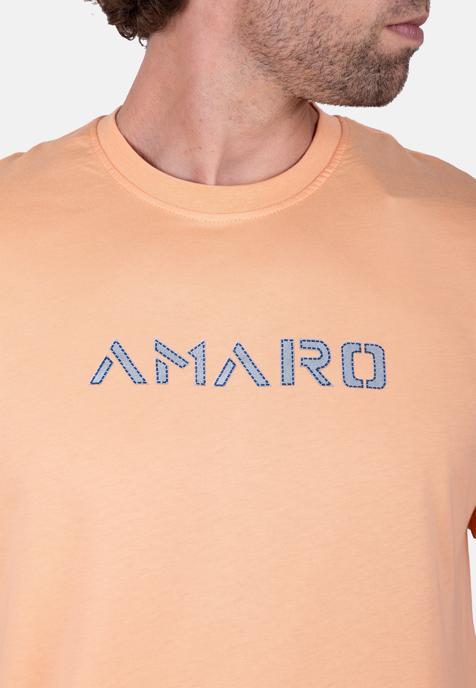 Camiseta AMARO naranja con detalle de logo en contraste