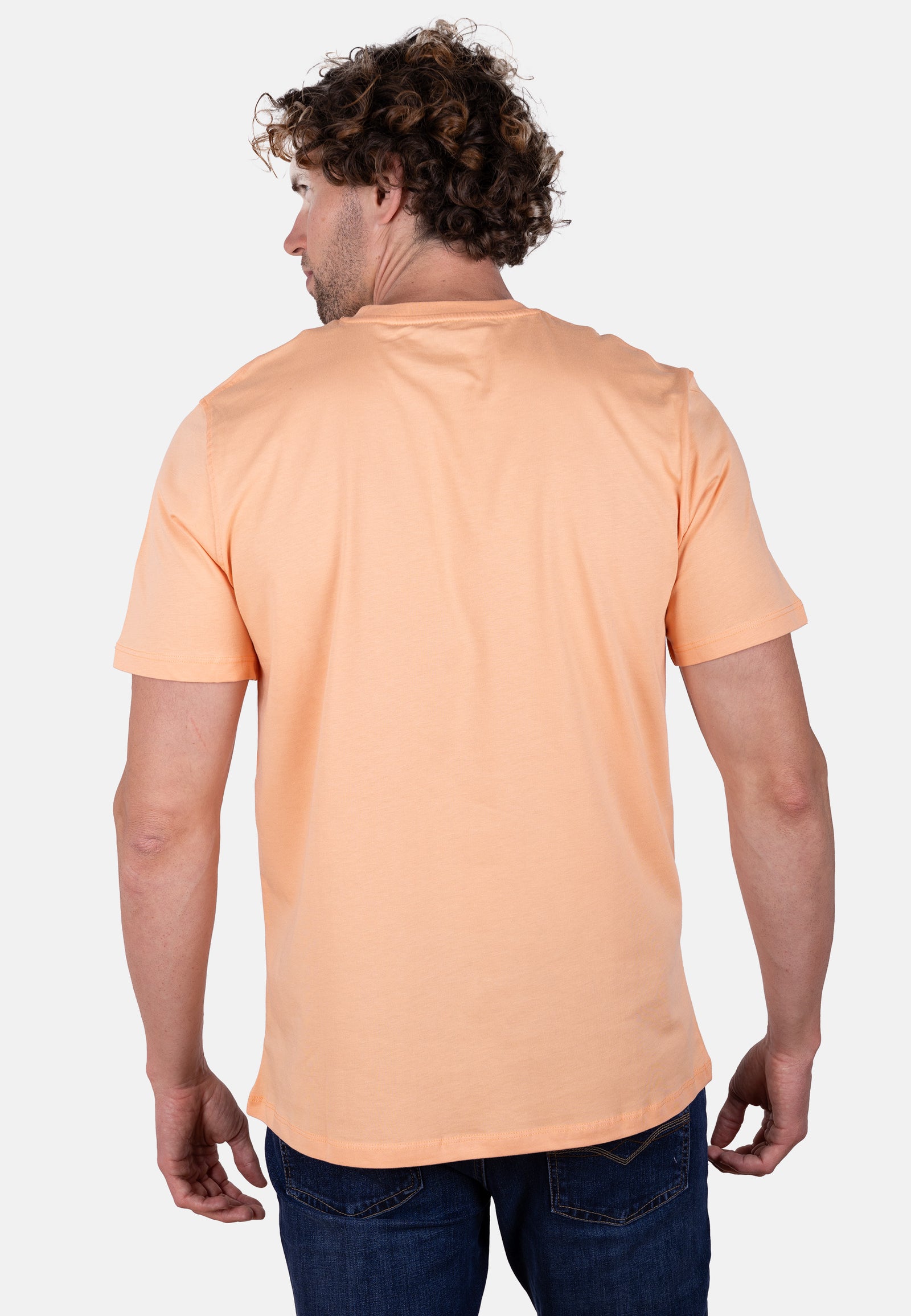 Camiseta AMARO naranja con detalle de logo en contraste
