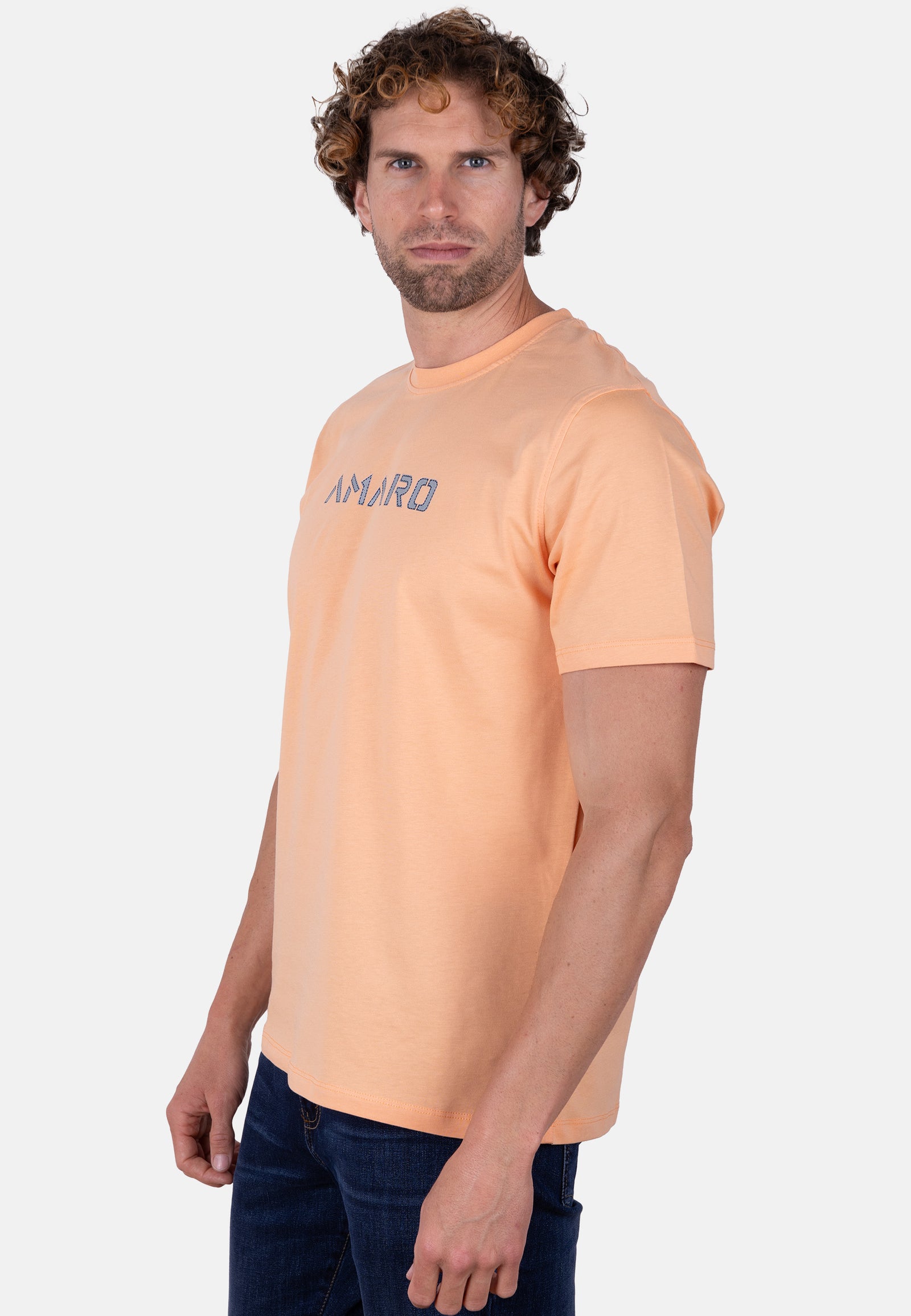 Camiseta AMARO naranja con detalle de logo en contraste