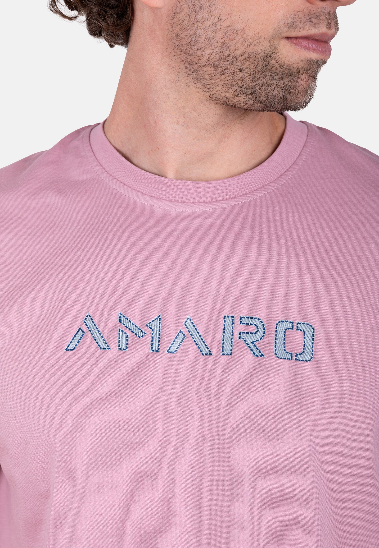 Camiseta AMARO rosa con detalle de logo en contraste