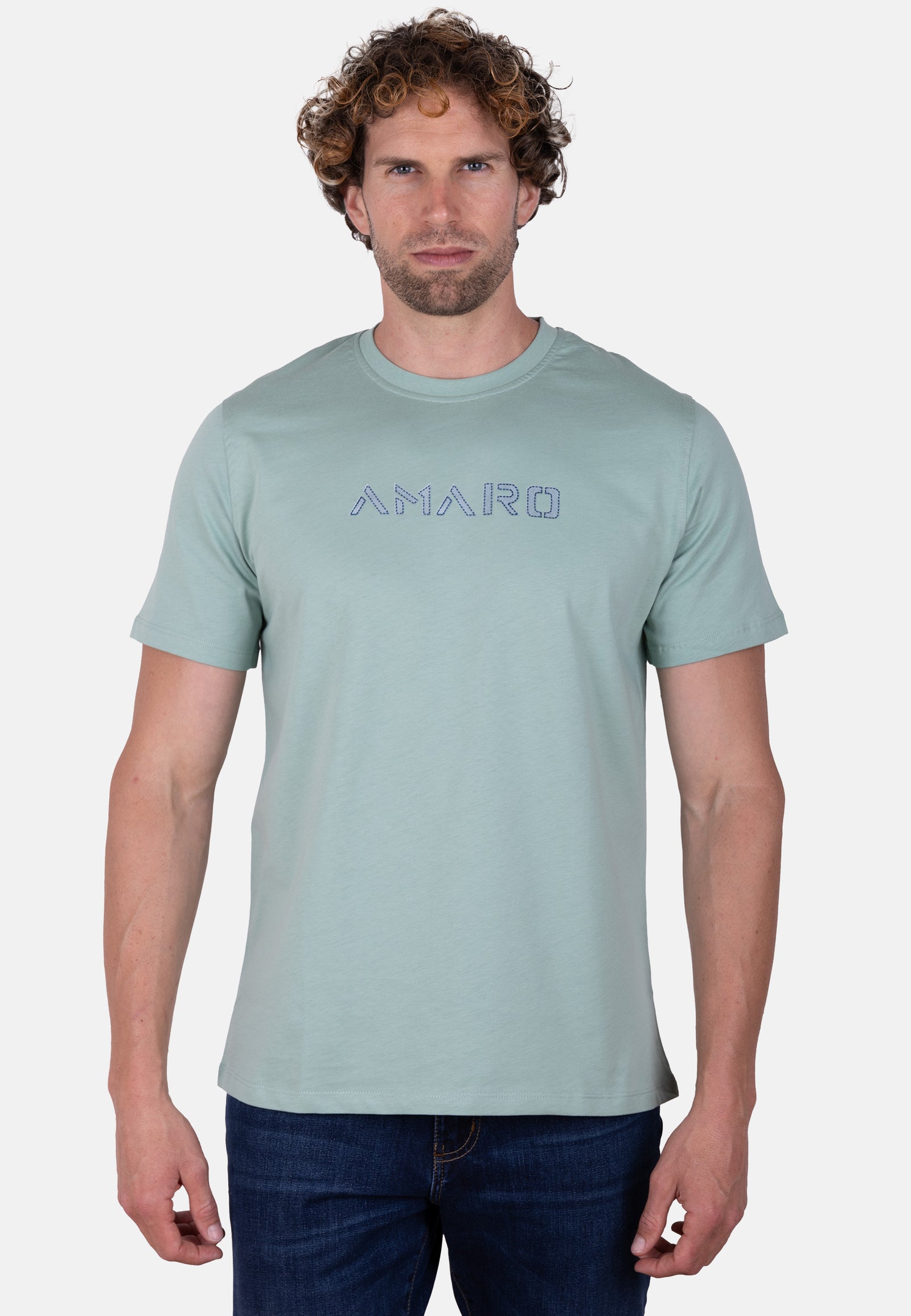 Camiseta AMARO verde con detalle de logo en contraste