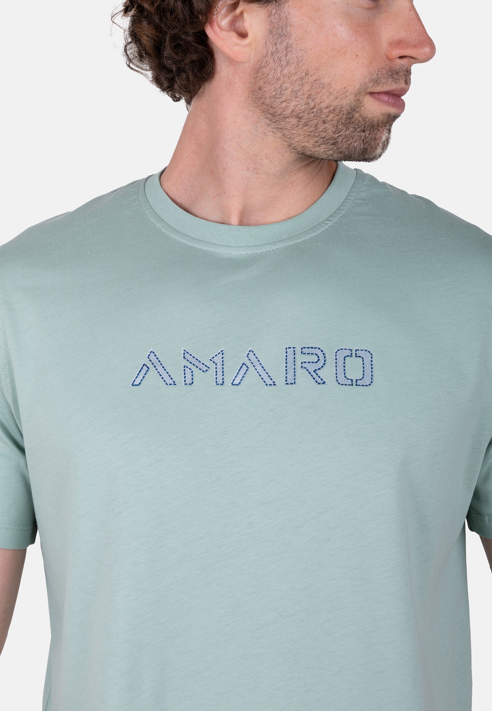 Camiseta AMARO verde con detalle de logo en contraste