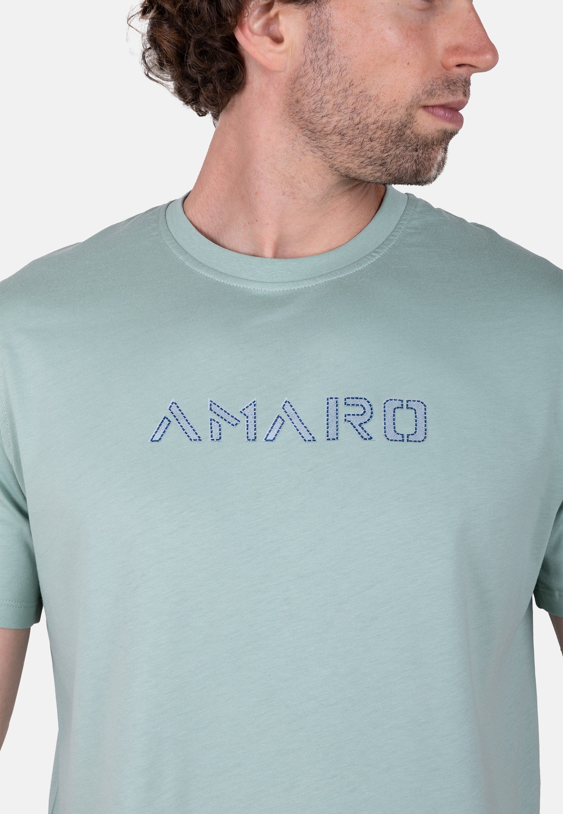 Camiseta AMARO verde con detalle de logo en contraste
