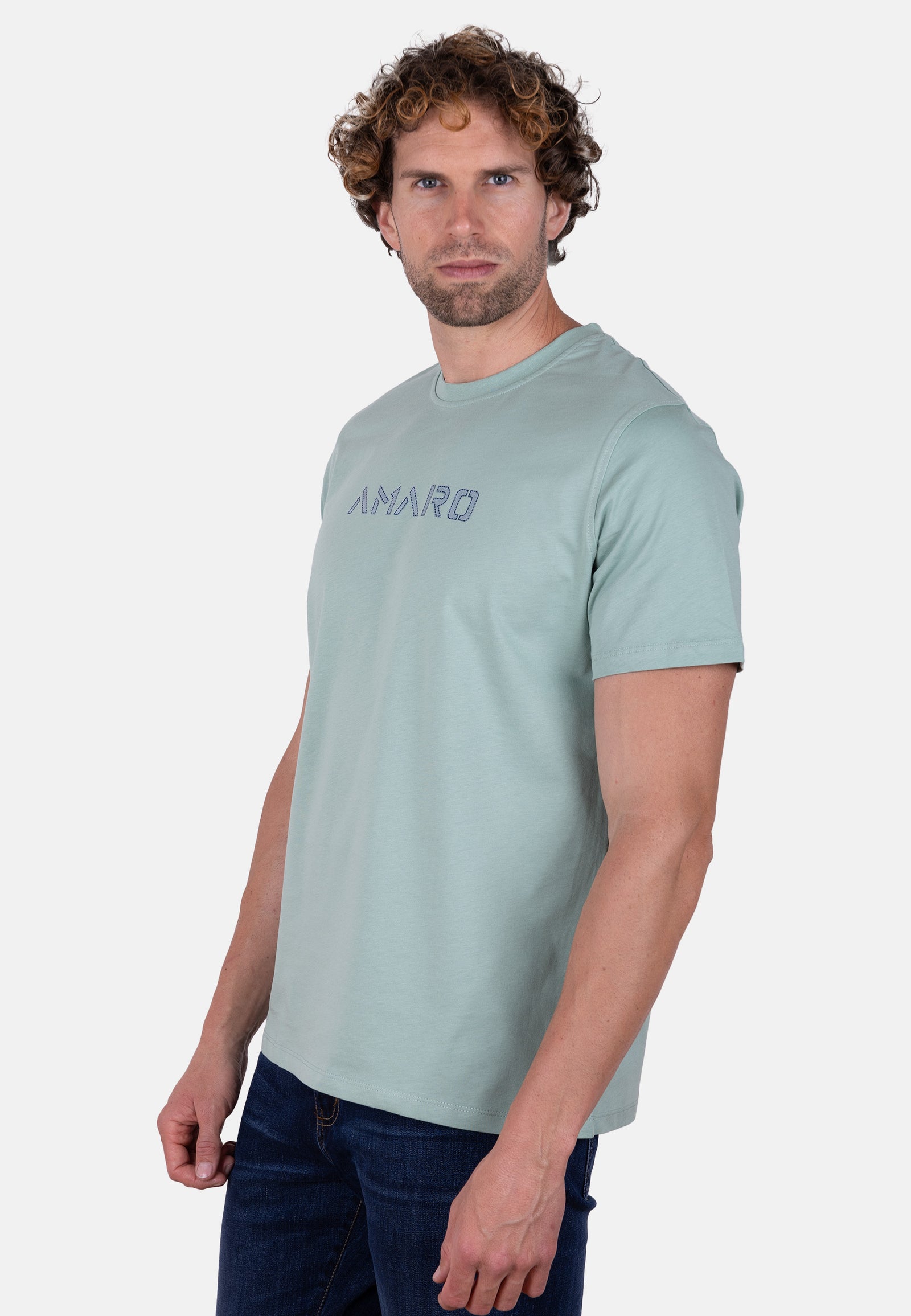 Camiseta AMARO verde con detalle de logo en contraste