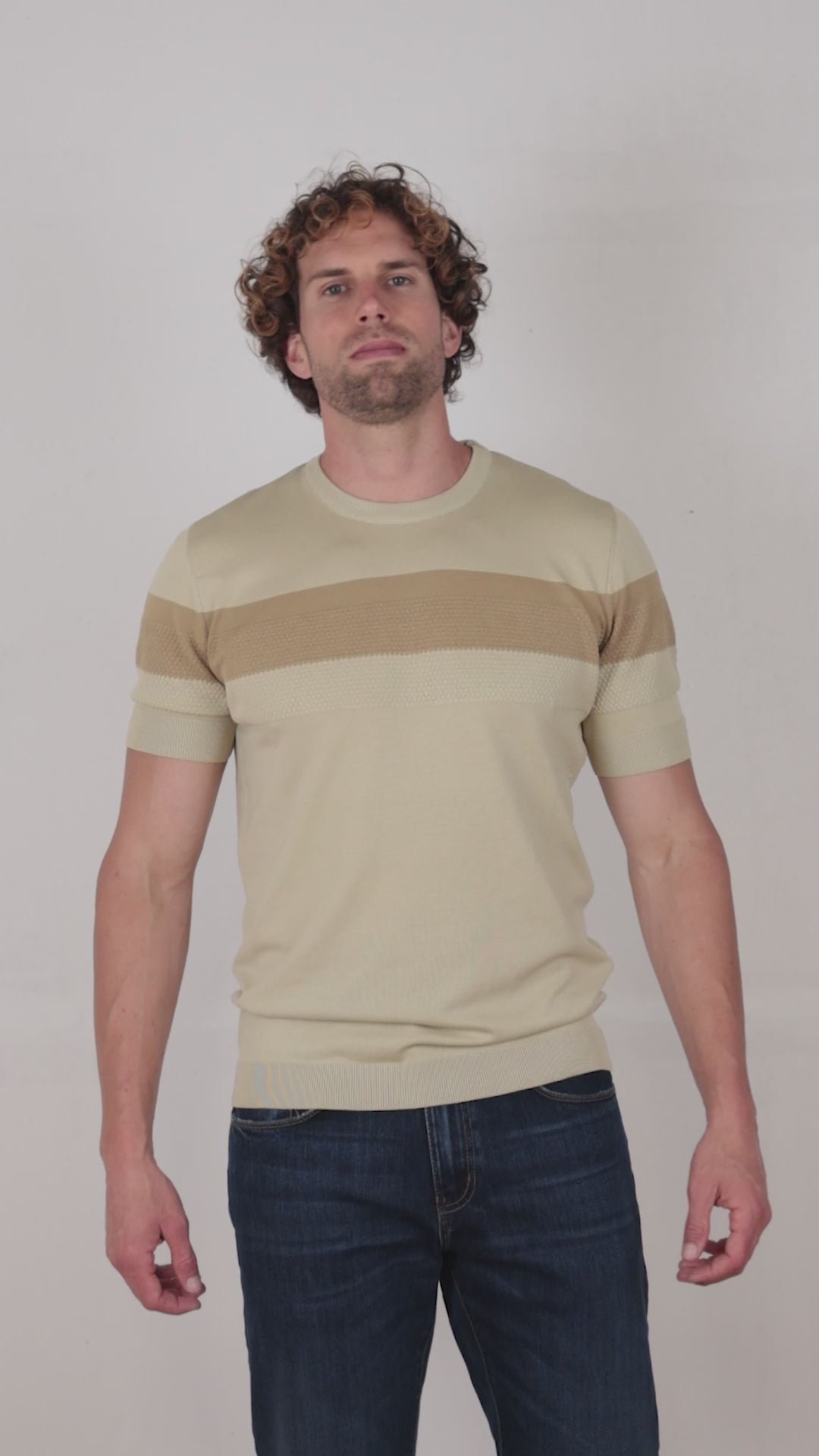 Camiseta slim de punto elástico beige con franja en contraste