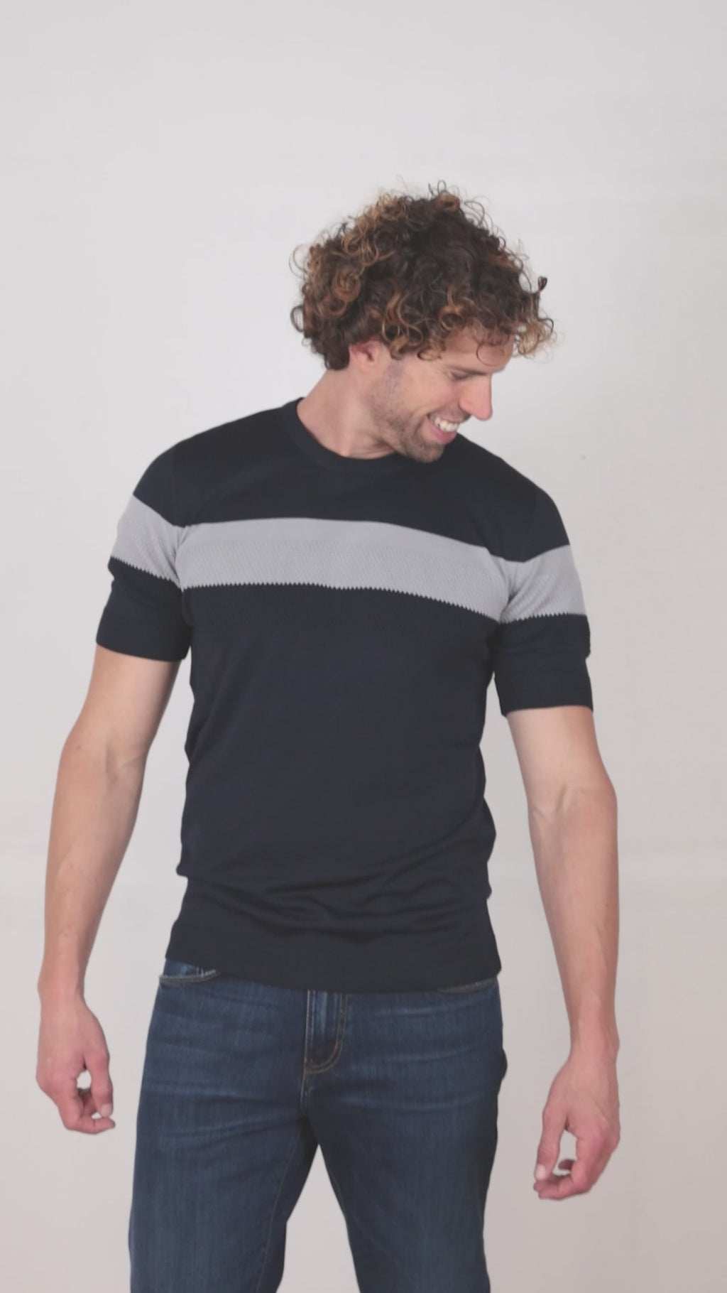 Camiseta slim de punto elástico azul marino con franja en contraste gris claro