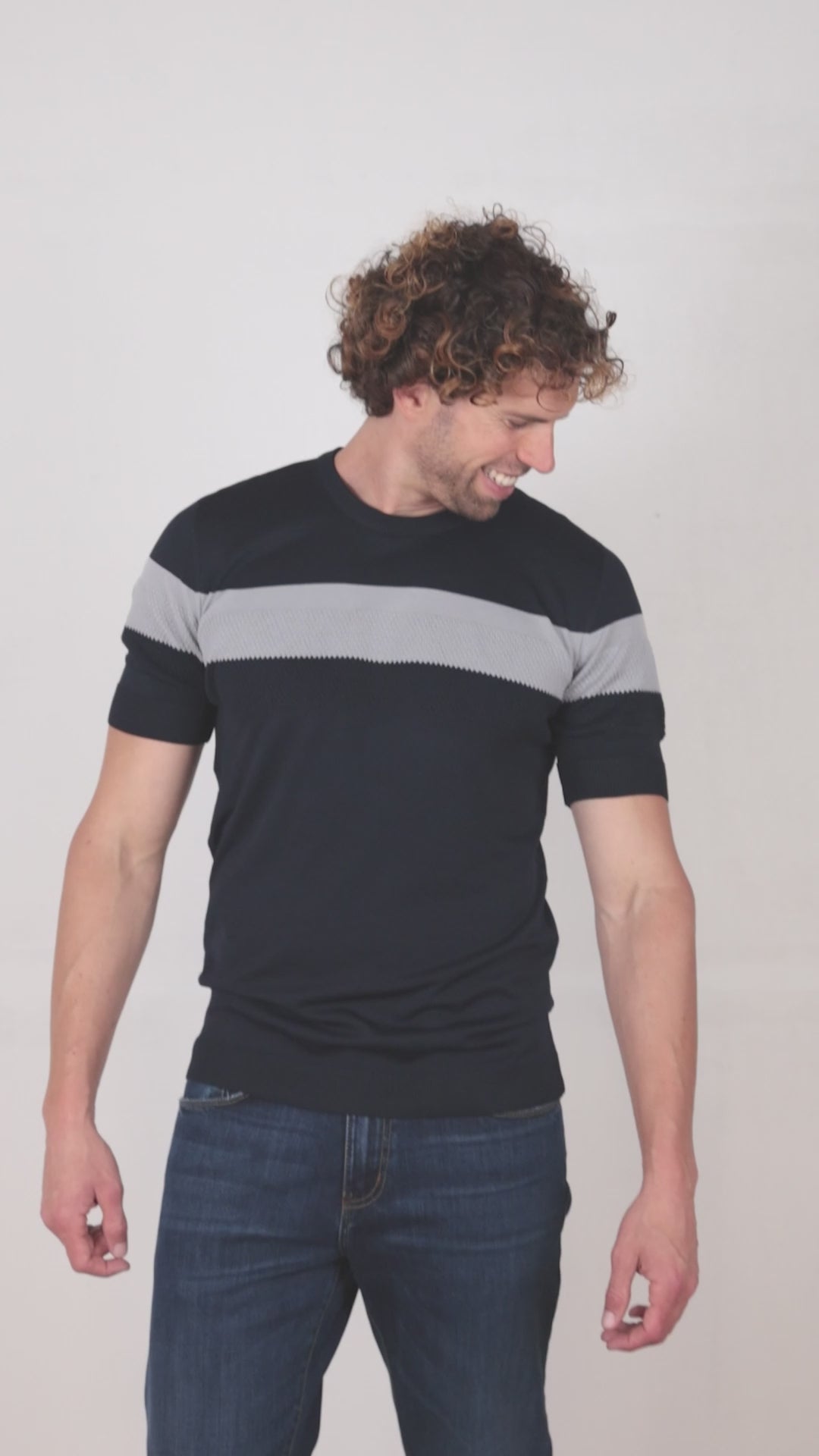 Camiseta slim de punto elástico azul marino con franja en contraste gris claro